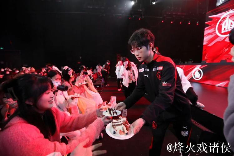 Fly：TE溯怀沙好像久诚啊；久诚：把你三角洲的号给我玩玩！